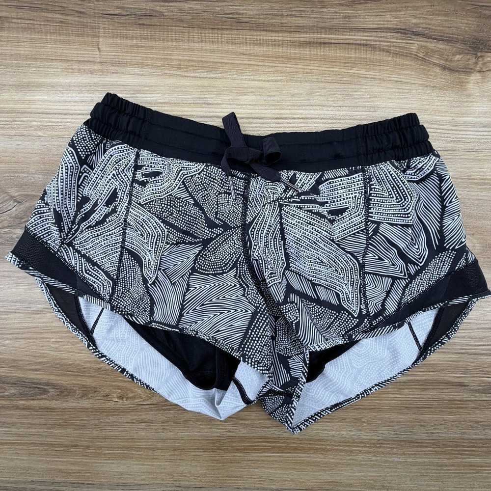 Lululemon Hotty Hot Lined‎ Running Shorts-2" inseam-Black White Print-Size 8-